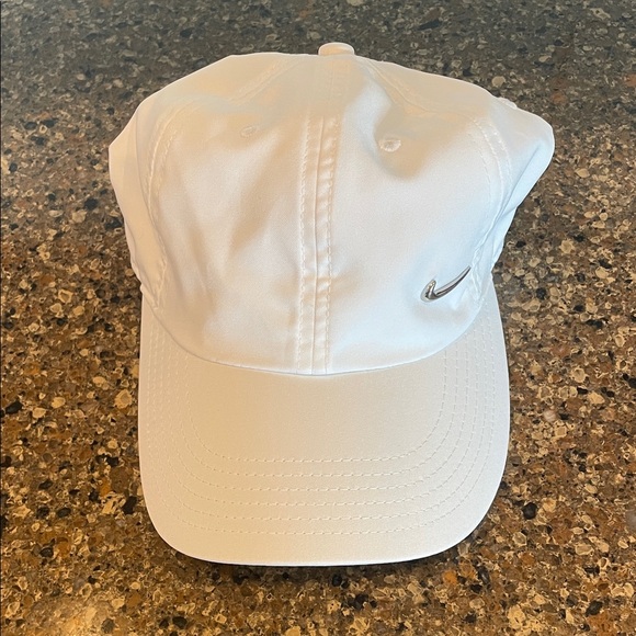 Nike Dri-FIT White Club Unstructured Silver Metal Swoosh Cap Adjustable Back OS - Picture 1 of 9